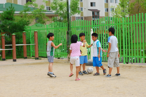 아이들이 편가르기 위해 가위 바위 보를 하고 있는 모습 